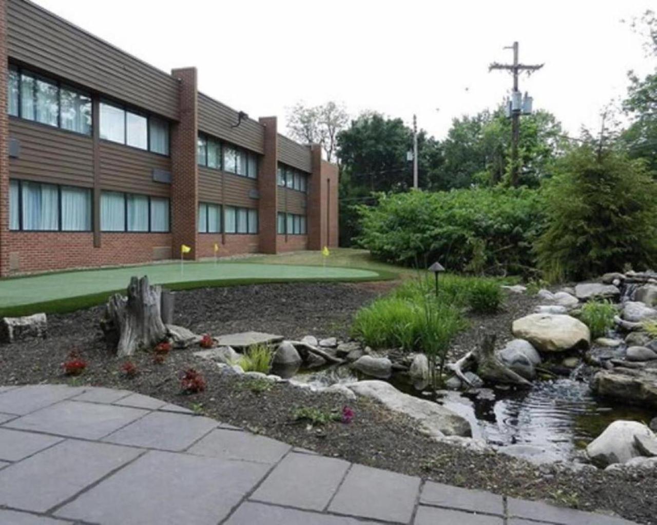 Hotel Suburban *